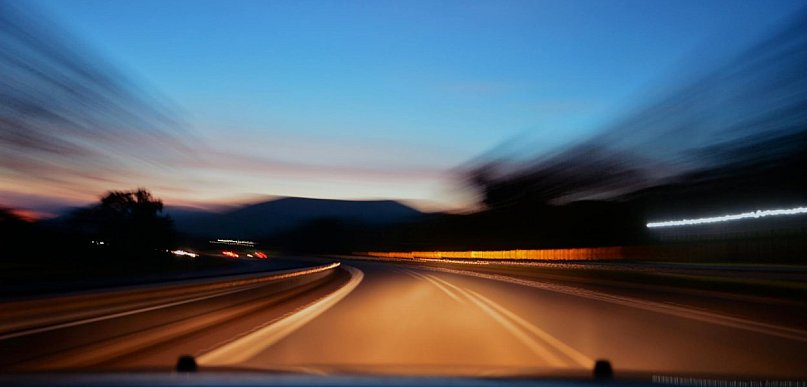 Dopuszczalne prędkości na drogach w Polsce – aktualne limity i przepisy