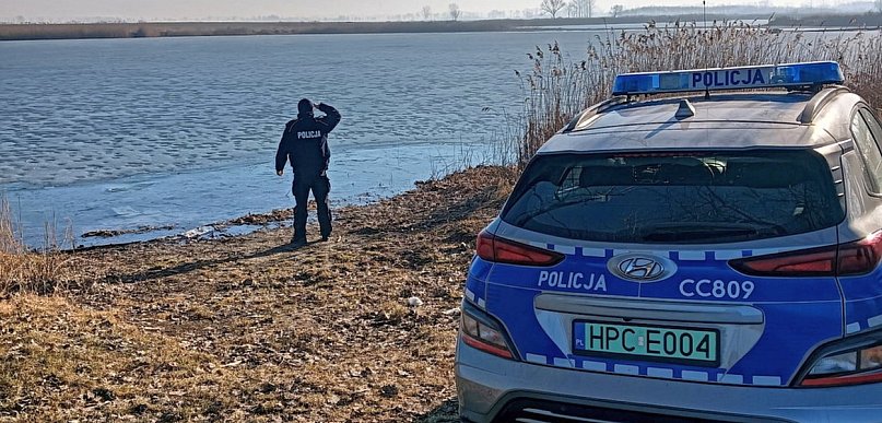 Lód coraz cieńszy. Policjanci kontrolują akweny