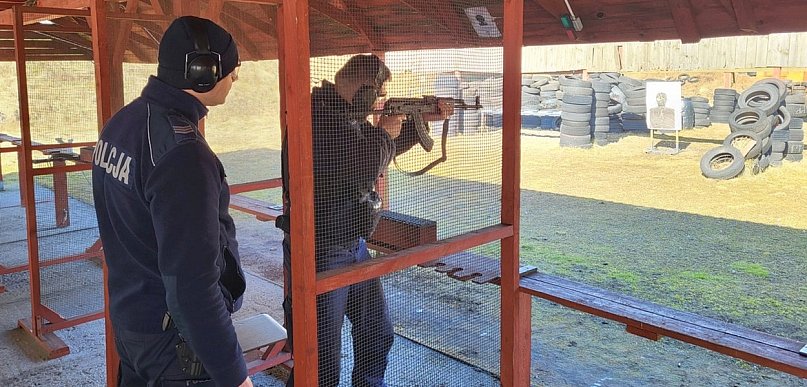 Policjanci trenowali strzelanie na strzelnicy