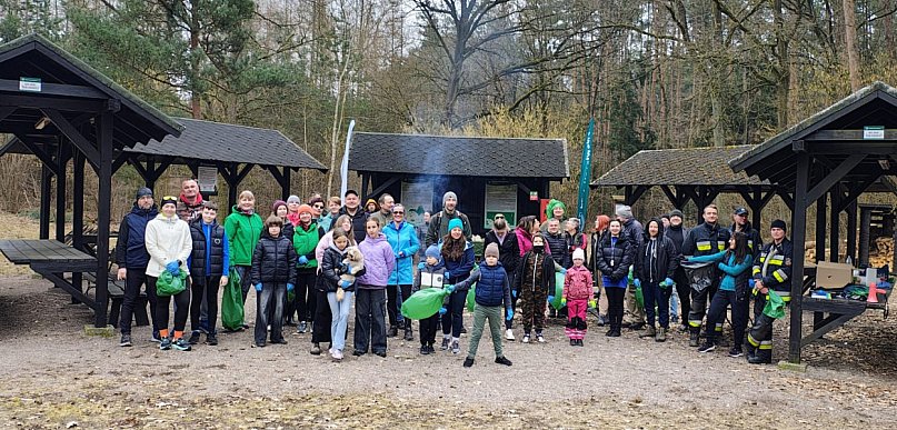 Biegali i sprzątali las. Mieszkańcy ruszyli na plogging w Balczewie