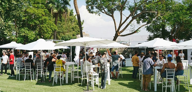 Wybór profesjonalnego parasola i parawanu reklamowego