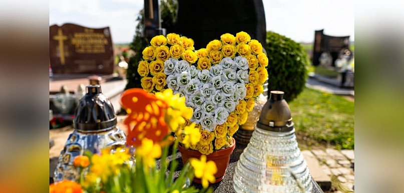 Nie Tylko Kwiaty: Inne Wiosenne Akcesoria Nagrobne z Zniczownia.pl