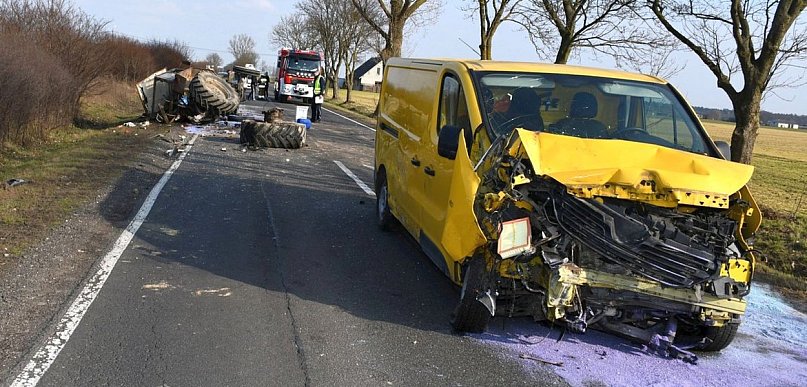Groźny wypadek. Ciągnik rozleciał się na kawałki po zderzeniu z busem