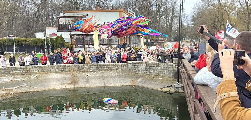 Inowrocław powitał wiosnę. Kolorowy pochód przeszedł przez Solanki