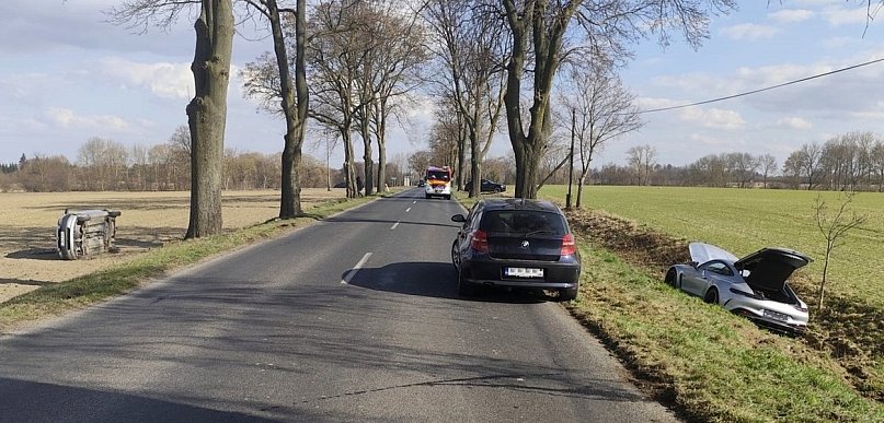 Wyprzedzanie zakończone wypadkiem. Jedna osoba w szpitalu