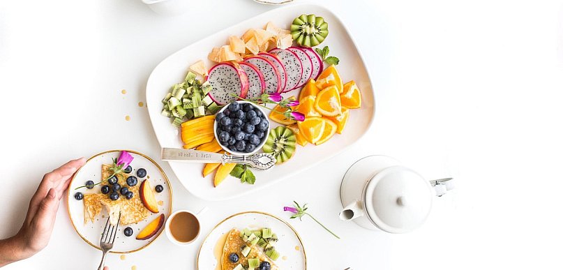 Talerze porcelanowe - dlaczego wciąż są symbolem dobrego stylu?