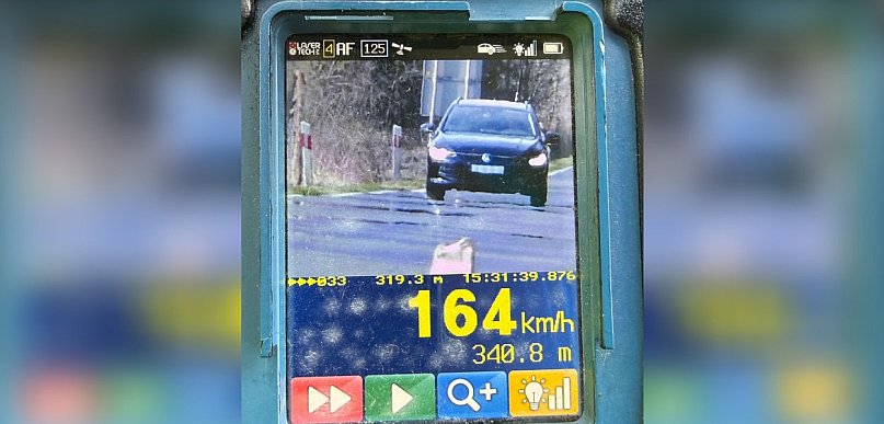 Pędził 164 km/h 70-ce. Stracił prawo jazdy i słono zapłaci
