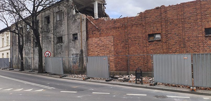 Trwa wyburzanie budynków dawnej winiarni w Kruszwicy [VIDEO]