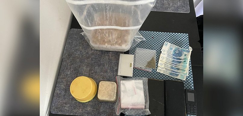 35-latek wpadł z narkotykami. W domu miał tego sporo