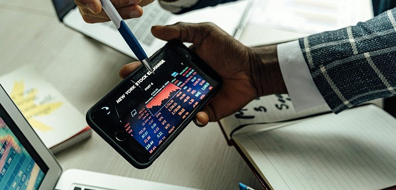 Jak wybrać aplikację do tradingu na forex, akcje i kryptowaluty?