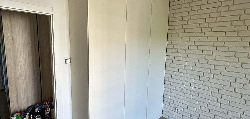 Drugie życie szafy przesuwnej – jak zmienić jej wygląd bez ingerencji w konstrukcj