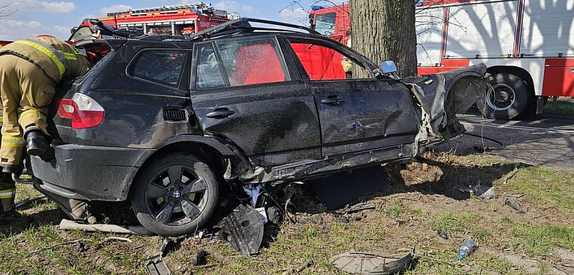 BMW uderzyło w drzewo. Kierowca nie żyje