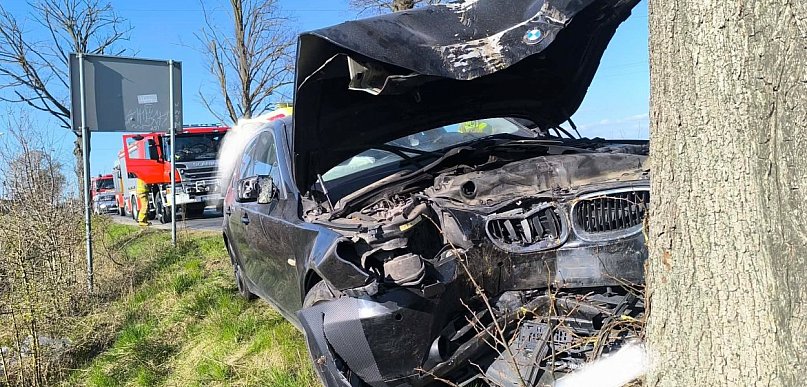 Groźny wypadek pod Inowrocławiem. BMW skończyło na drzewie
