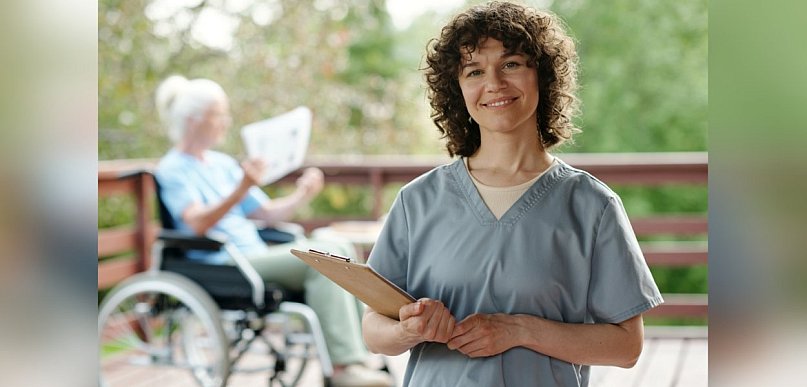 Szukasz stabilnej pracy w medycynie? Sprawdzony kurs opiekuna medycznego online