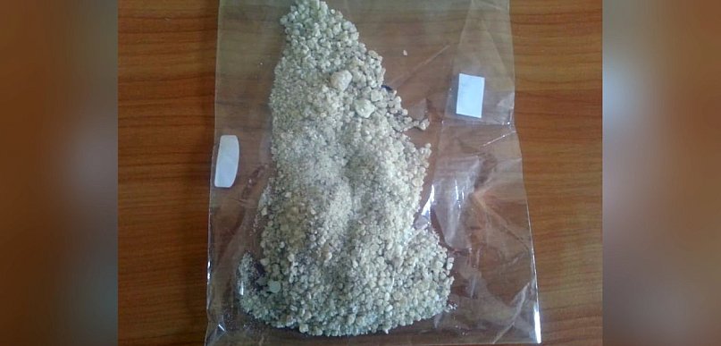 Wyrzucił skarpetę z auta skarpetę wypchaną narkotykami. Policja była czujna