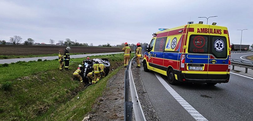 Wypadek samochódu z czwórką dzieci w środku. Są poszkodowani