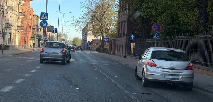 Kraksa na Dworcowej. Zderzyły się Suzuki i Opel