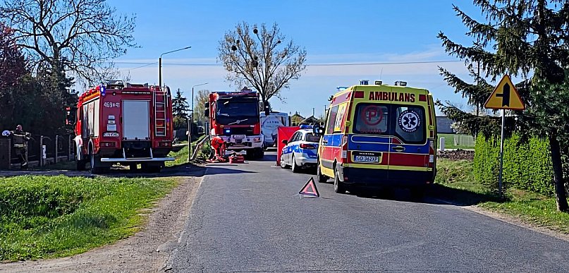 Wypadek w Ściborzu. Motocyklista walczy o życie, droga zablokowana