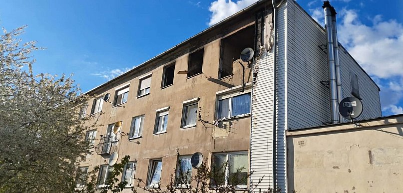 W Markowicach stanął w ogniu blok. Doszczętnie spłonęło mieszkanie