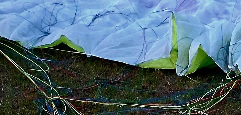 Paralotniarz spadł na posesję koło aeroklubu