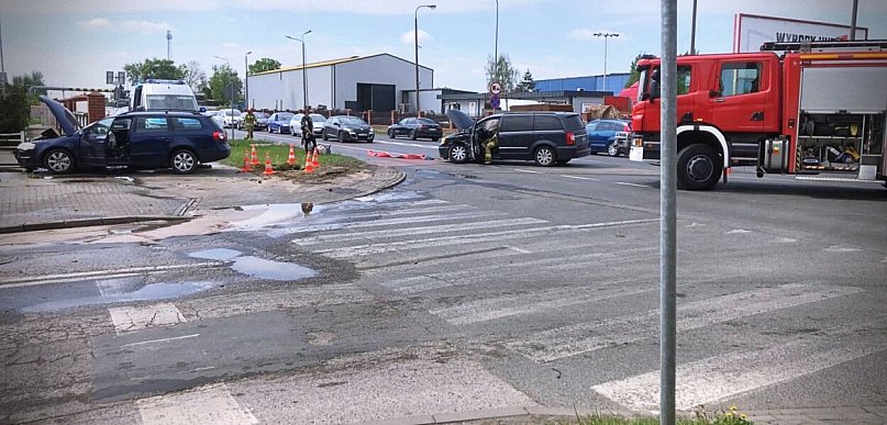 Znowu groźnie na Poznańskiej. Rozbity hydrant i utrudnienia dla kierowców