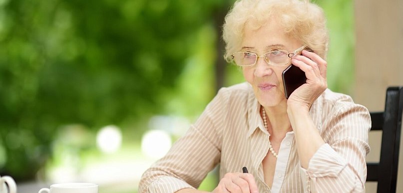 Jeden telefon i seniorka straciła 56 tysięcy złotych