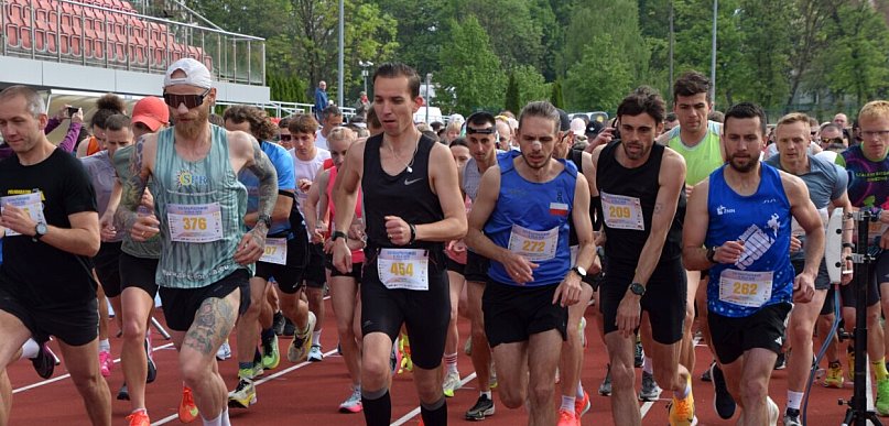 XVII Bieg Piastowski wystartował! Ruszyły biegi na 5 i 10 kilometrów