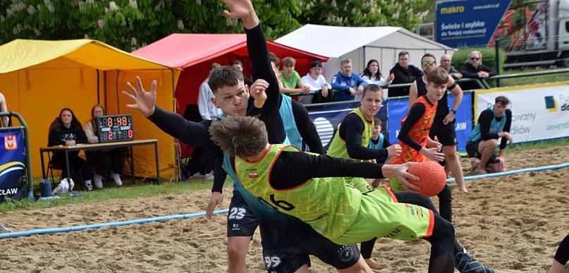 Inowrocław ponownie stolicą piłki ręcznej plażowej. Trwa finał Pucharu Polski