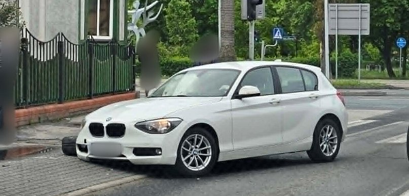 W centrum miasta BMW uderzyło w lampę