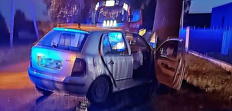 Groźny wypadek w Jaksicach. Skoda uderzyła w drzewo