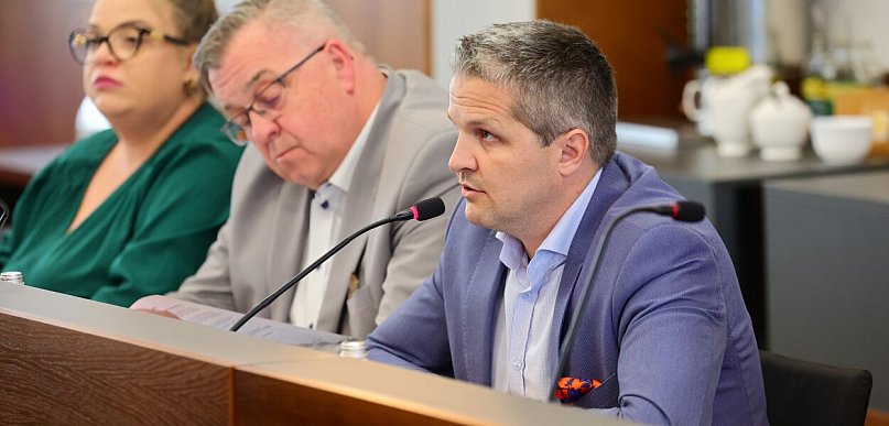 Polityczny konflikt w powiecie. Rada wygasiła mandaty trojga radnych opozycji