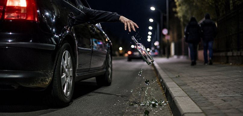18-latek wyrzucił butelkę z jadącego auta wprost na pieszych