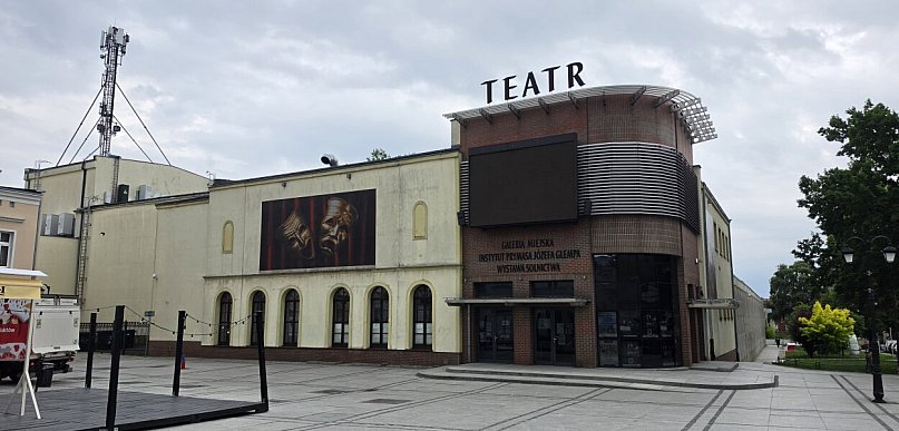 ciekawostKI24.INFO | Żużlowcy przy Teatrze Miejskim