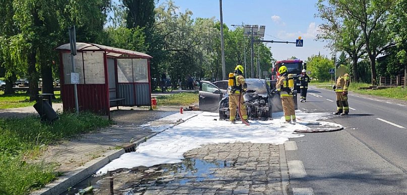 Utrudnienia na DK15 w Gniewkowie. Zapalił się samochód osobowy