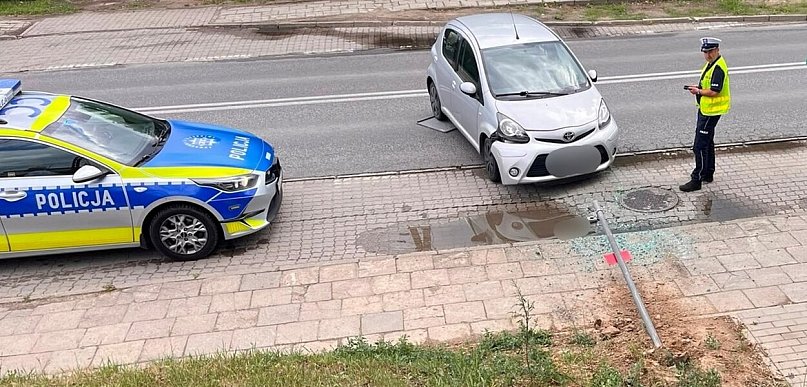 Zapomniał o jednym szczególe. Auto samo ruszyło z parkingu