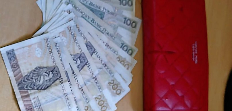 Ponad 2 tysiące złotych wróciło do właścicielki. Dzięki uczciwości znalazcy