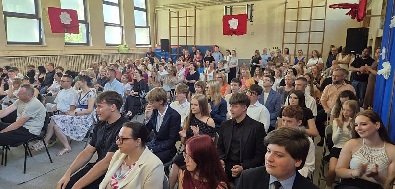 Ostatni dzwonek już wybrzmiał. Uczniowie rozpoczęli wakacje