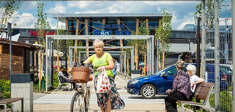 Zieleń i cień. Otoczenie Galerii Solnej po metamorfozie