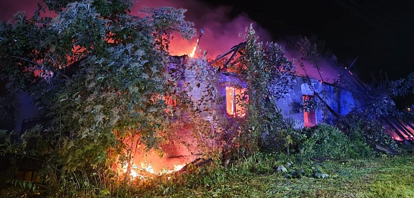 Nocny pożar gasiło aż pięć zastępów straży pożarnej