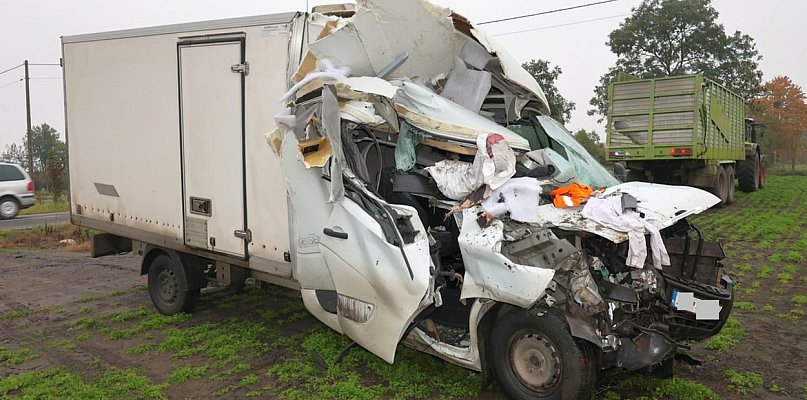 Bus wbił się w przyczepę rolniczą! Kierowca cudem przeżył - 53127