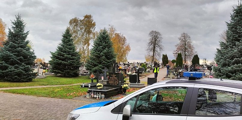 Policjanci czuwają nad bezpieczeństwem w rejonie cmentarzy - 53693