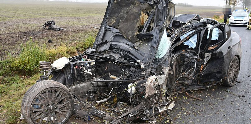 BMW rozbite na drzewach. 18-latek trafił do szpitala - 54128