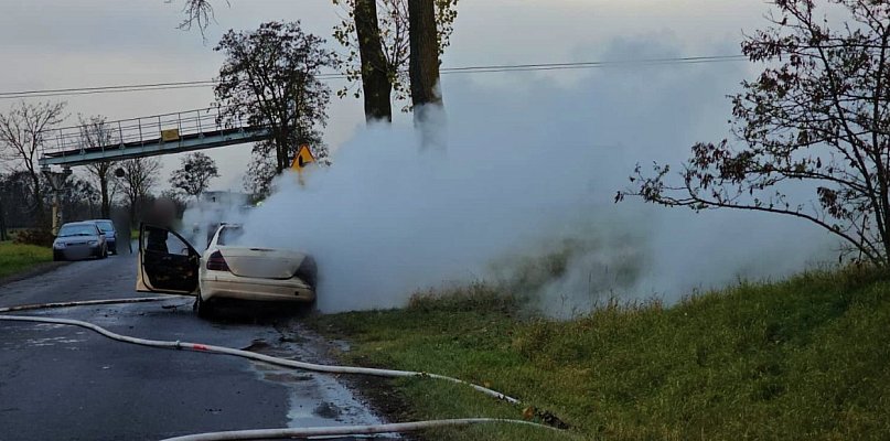 Mercedes zapalił się na drodze - 54182