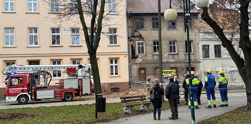 W centrum miasta rozsypuje się kamienica. Jest poważne zagrożenie! - 55182