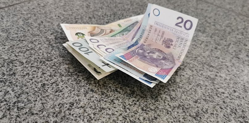 Znalazł gotówkę w sklepie i oddał na policję. Właściciel może się zgłosić - 55351