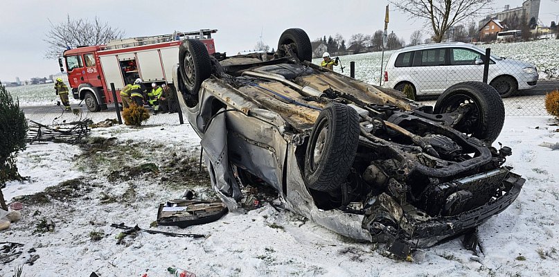 Jedna osoba w szpitalu po tym dachowaniu - 55717