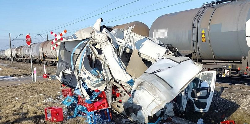 Chwile grozy na przejeździe. Dostawczak wjechał pod pociąg
