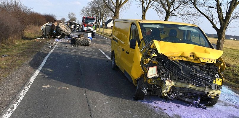 Groźny wypadek. Ciągnik rozleciał się na kawałki po zderzeniu z busem