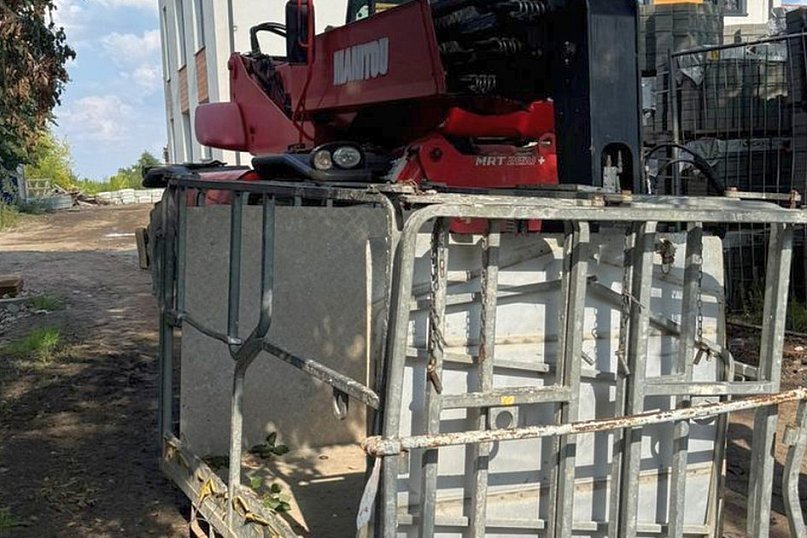 Ładowarka z koszem kontra ciężarówka