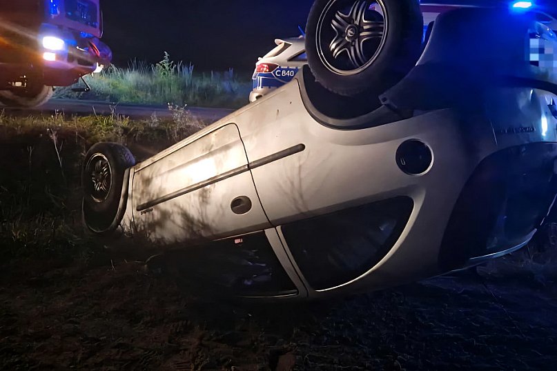 Nocne dachowanie osobówki